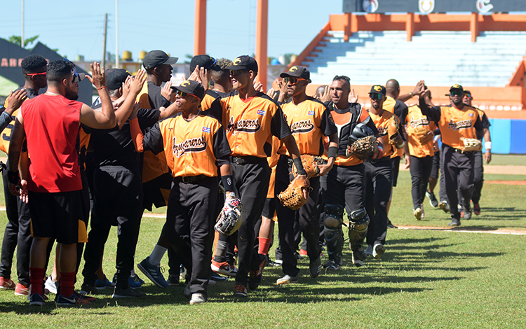 Equipo Villa Clara celebra el triunfo en el quinto juego contra Matanzas. Equipo Villa Clara celebra el triunfo en el quinto juego contra Matanzas.
