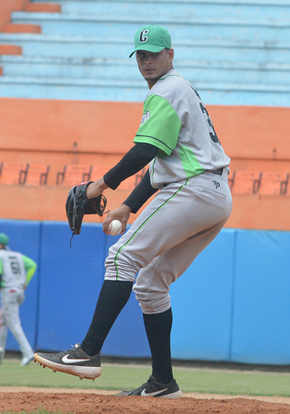 Luis Alejandro Serpa, ganador del primer juego entre Cienfuegos y Villa Clara en la 61 Serie Nacional de Béisbol. Luis Alejandro Serpa, ganador del primer juego entre Cienfuegos y Villa Clara en la 61 Serie Nacional de Béisbol.