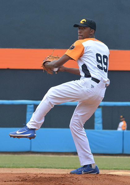 Javier Mirabal Espinosa, abridor por Villa Clara y perdedor del primer juego contra Cienguegos en la 61 Serie Nacional de Béisbol. Javier Mirabal Espinosa, abridor por Villa Clara y perdedor del primer juego contra Cienguegos en la 61 Serie Nacional de Béisbol.