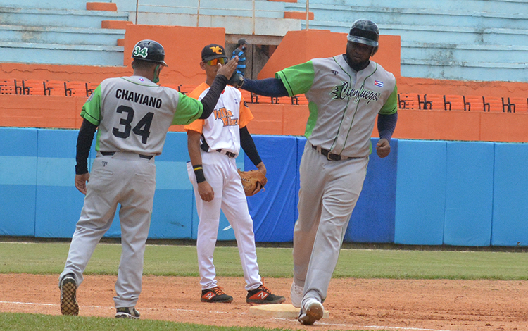 Edwin Vassel impulsó 4 carreras para Cienfuegos con un jonrón con las bases llenas. Edwin Vassel impulsó 4 carreras para Cienfuegos con un jonrón con las bases llenas.