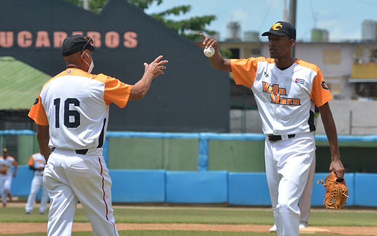 Javier Mirabal Espinosa, abridor por Villa Clara y perdedor del primer juego contra Cienguegos en la 61 Serie Nacional de Béisbol. Javier Mirabal Espinosa, abridor por Villa Clara y perdedor del primer juego contra Cienguegos en la 61 Serie Nacional de Béisbol.