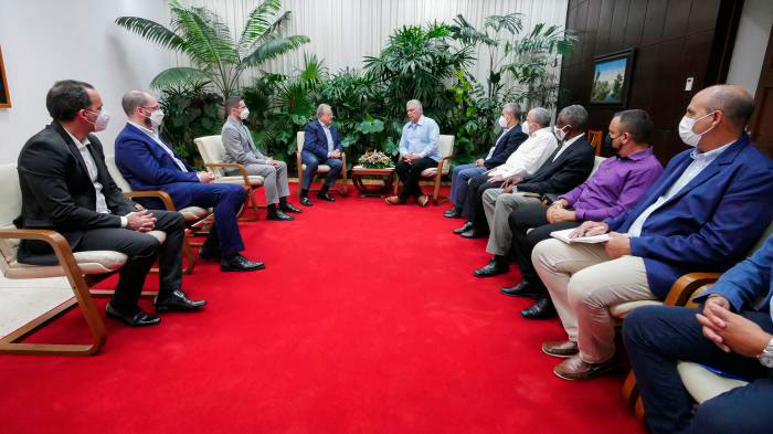 Delegaciones en el encuentro entre el presidente cubano, Miguel Díaz-Canel Bermúdez y Riccardo Fraccari, presidente de la Federación Mundial de Béisbol y Softbol. Delegaciones en el encuentro entre el presidente cubano, Miguel Díaz-Canel Bermúdez y Riccardo Fraccari, presidente de la Federación Mundial de Béisbol y Softbol.
