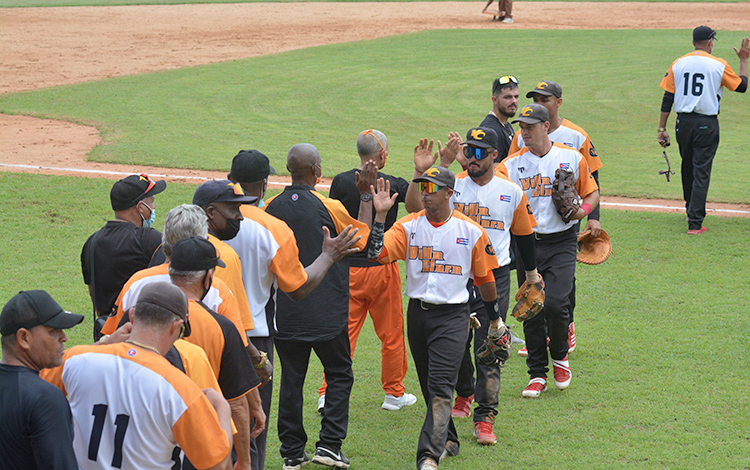 Equipo Villa Clara tras la su segunda victoria contra Artemisa en el estadio Sandino, de Santa Clara. Equipo Villa Clara tras la su segunda victoria contra Artemisa en el estadio Sandino, de Santa Clara.