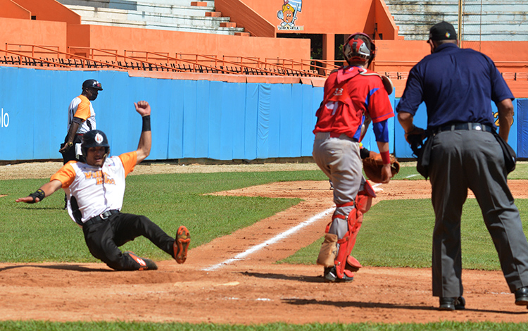 Villa Clara anota su cuarta carrera en el cuarto juego contra Artemisa en la 61 Serie Nacional de Béisbol. Villa Clara anota su cuarta carrera en el cuarto juego contra Artemisa en la 61 Serie Nacional de Béisbol.