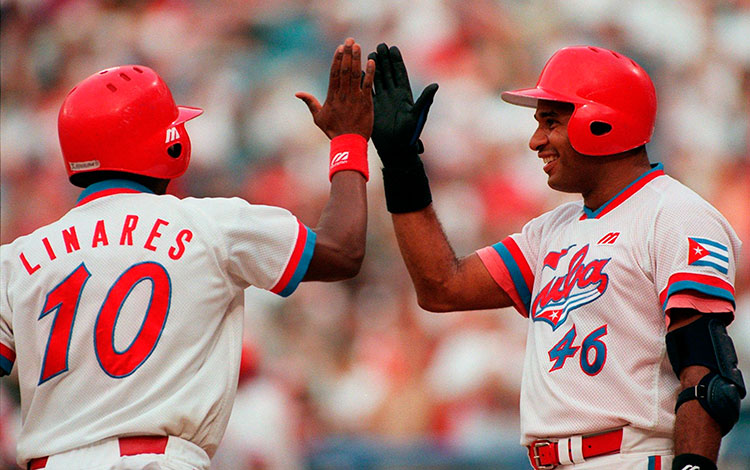 Omar LInares y Orestes Kindelán, peloteros cubanos. Omar LInares y Orestes Kindelán, peloteros cubanos.