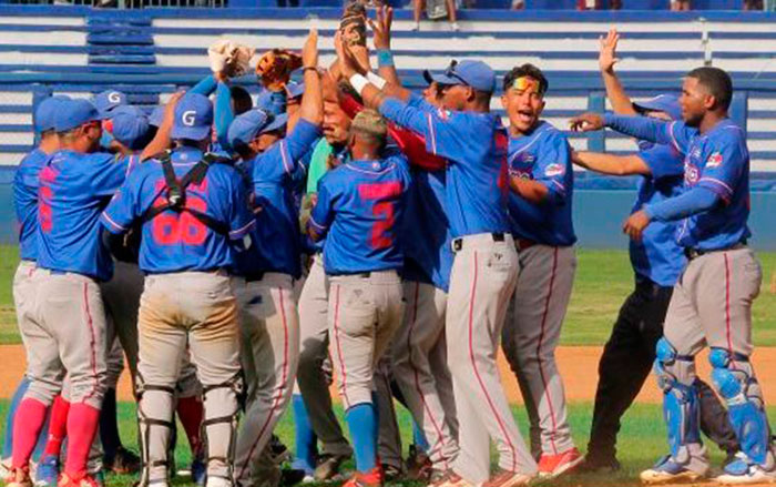 Equipo Granma celebra triunfo en semifinal de béisbol de Cuba.
