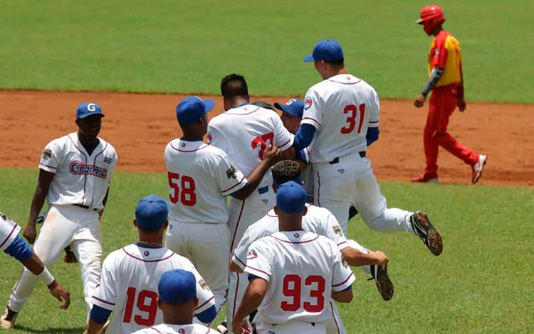 Equipo Granma celebra la igualada, 3-3, en el play off final de la 61 Serie Nacional de Béisbol. Equipo Granma celebra la igualada, 3-3, en el play off final de la 61 Serie Nacional de Béisbol.