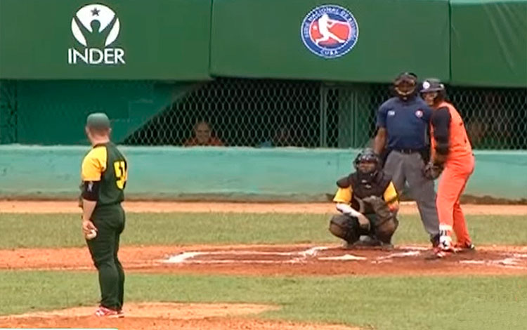 Cristian Rodríguez batea el el primer juego semifinal contra Pinar del Río. Cristian Rodríguez batea el el primer juego semifinal contra Pinar del Río.