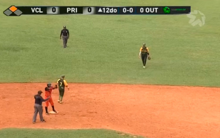Ariel Pestano llega a 2B con un doble. Ariel Pestano llega a 2B con un doble.