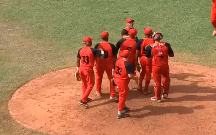 Equipo Santiago de Cuba celebra la victoria en el segundo juego del play off final del torneo sub-23.