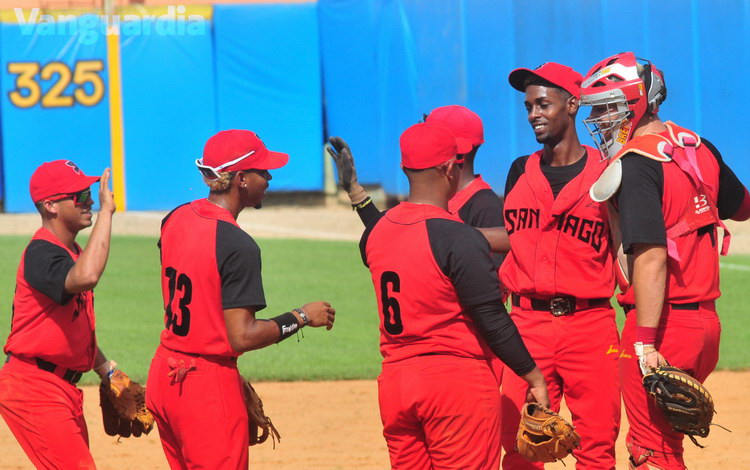 Santiago de Cuba celebra victoria contra Villa Clara en el tercer juego de la final de la Serie Nacional de Béisbol sub-23.
