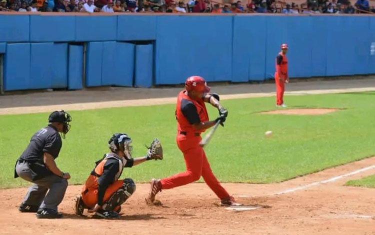 Equipo de Santiago de Cuba batea contra Villa Clara en la final de la Serie Nacional sub-23. Equipo de Santiago de Cuba batea contra Villa Clara en la final de la Serie Nacional sub-23.