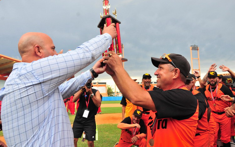 Primer secretario del Partido en Villa Clara entrega el trofeo de campeón al mánager del equipo Villa Clara de béisbol sub-23. Primer secretario del Partido en Villa Clara entrega el trofeo de campeón al mánager del equipo Villa Clara de béisbol sub-23.