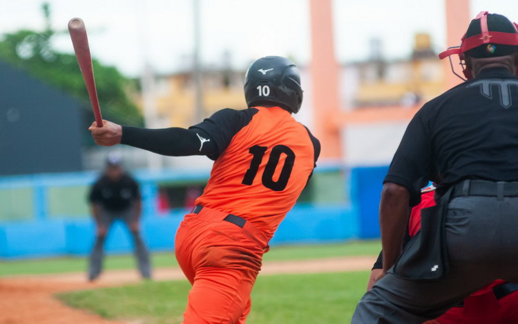 Yuri Marcos Fernández impulsa la cuarta y decisiva carrera de Villa Clara. Yuri Marcos Fernández impulsa la cuarta y decisiva carrera de Villa Clara.