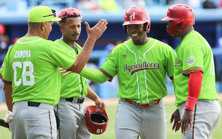 Peloteros del equipo Agricultores, líder de la Liga Élite del Béisbol Cubano.