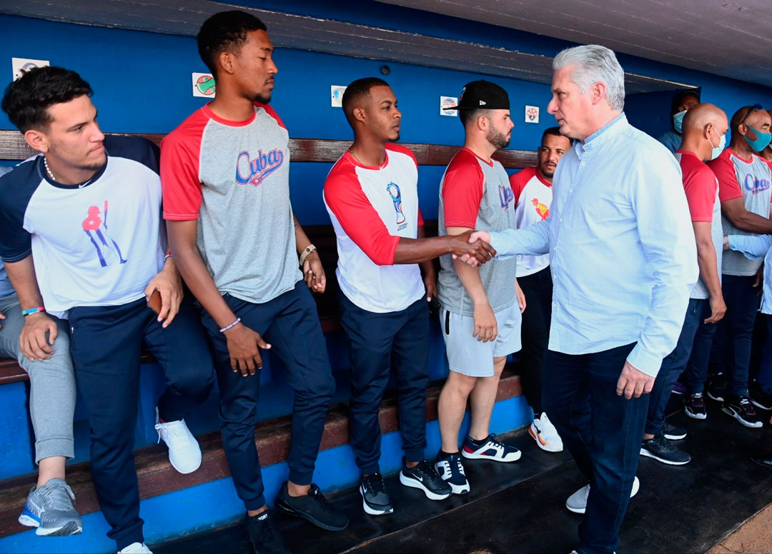 Presidente, Miguel Díaz-Canel, saluda a peloteros del equipo Cuba al V Clásico Mundial de Béisbol.