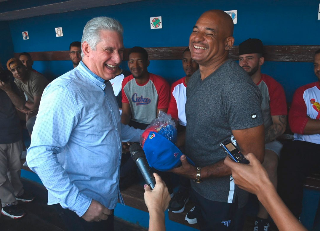 Presidente cubano, Miguel Dïaz-Canel, conversa con el entrenador Orestes Kindelán.