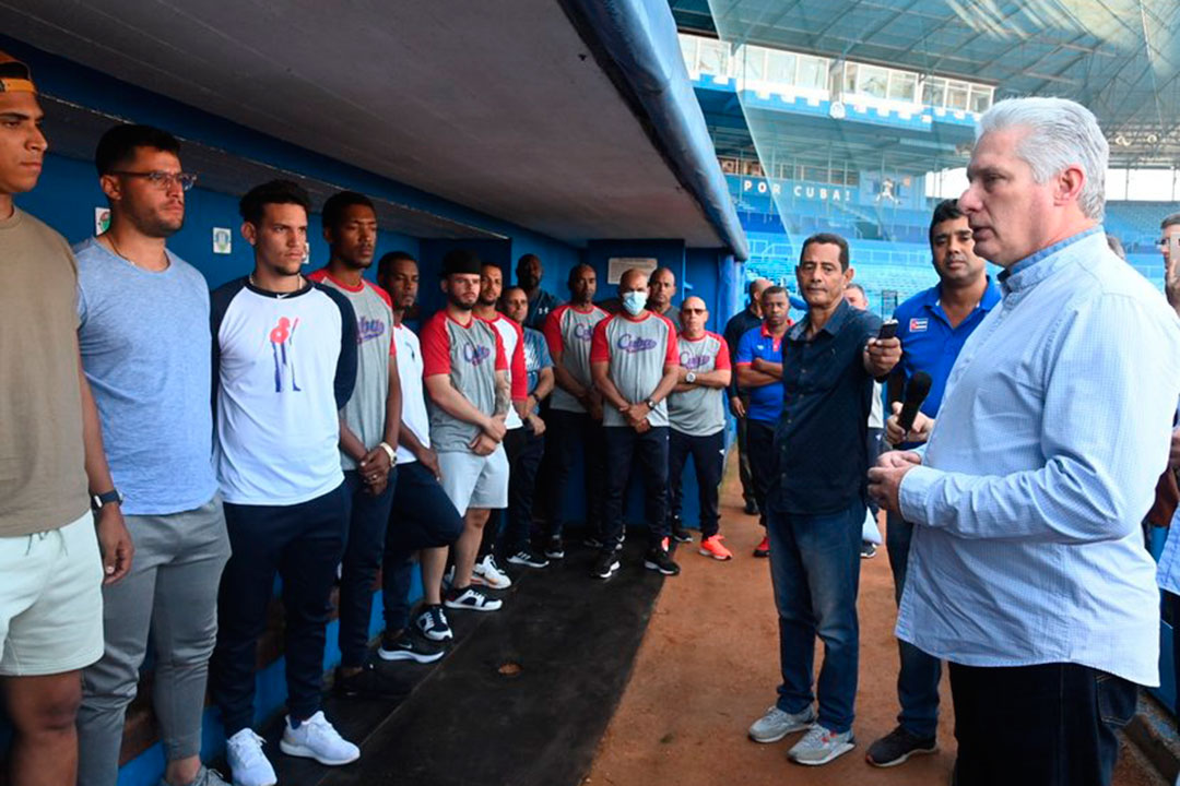 Presidente Miguel Díaz-Canel dialoga con el equipo Cuba al V Clásico Mundial de Béisbol.