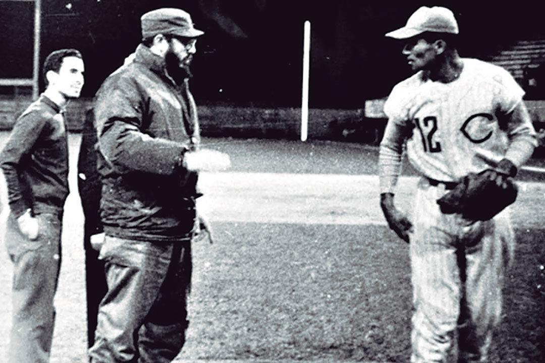 Fidel Castro conversa con Aquino Abreu en el estadio Augusto César Sandino.