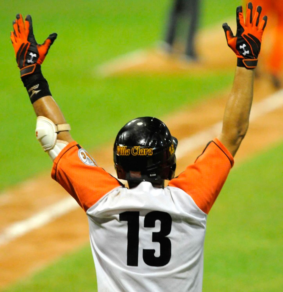 Jonrón de Ariel Pestano en la final de la Serie Nacional en 2013.