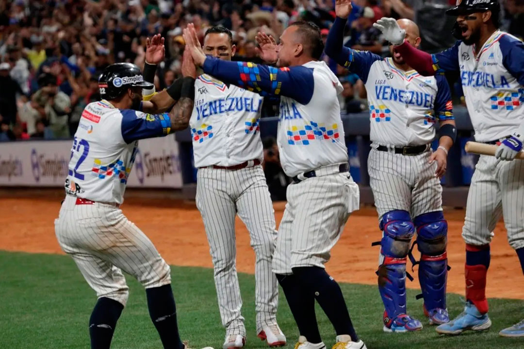 Leones de Venezuela celebran la victoria contra Agricultores de Cuba en la 65 Serie del Caribe de Béisbol.
