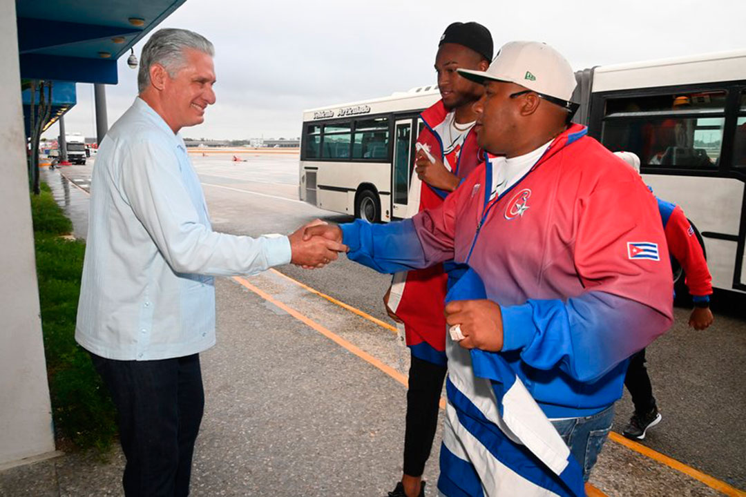 El presidente cubano, Miguel Díaz-Canel, saluda a Alfredo Despaigne, capitán del equipo Cuba de béisbol.