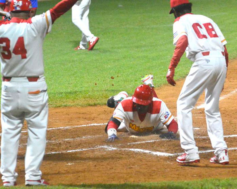 Torso de pelotero de Matanzas con medalla de la II Liga Élite de Béisbol.