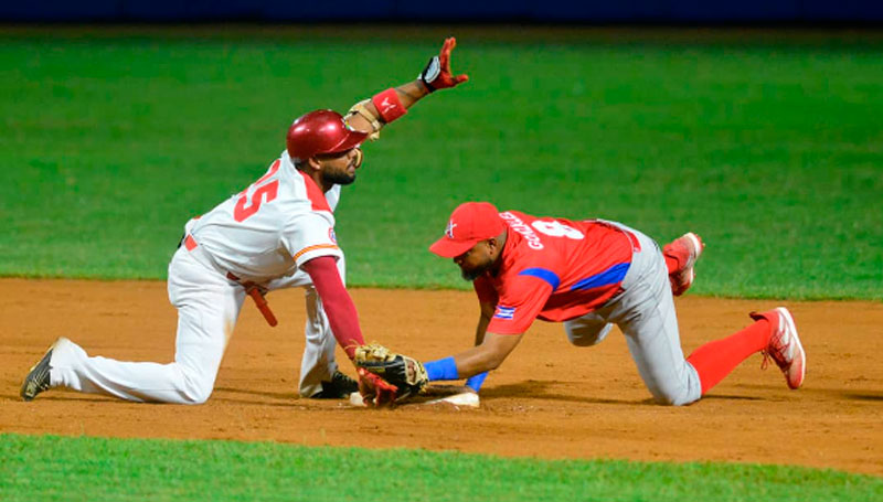 Jugada en segunda base en el juego final de la II Liga Élite del béisbol cubano.