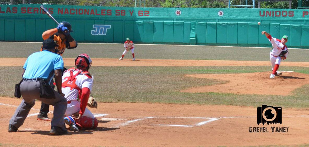 Momento del tercer juego entre Las Tunas y Villa Clara.
