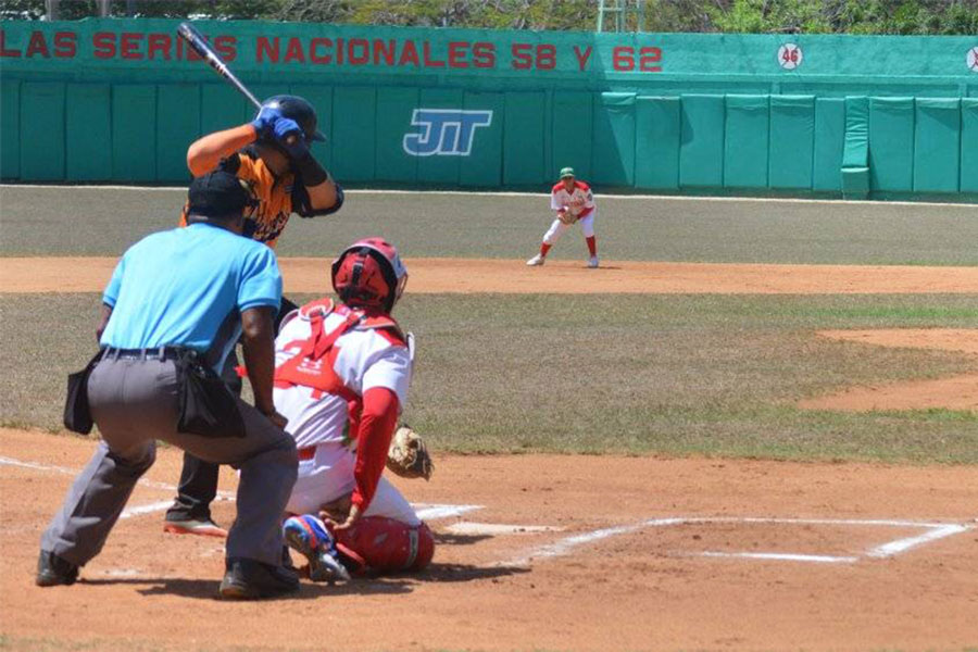 Momento del tercer juego entre Las Tunas y Villa Clara.