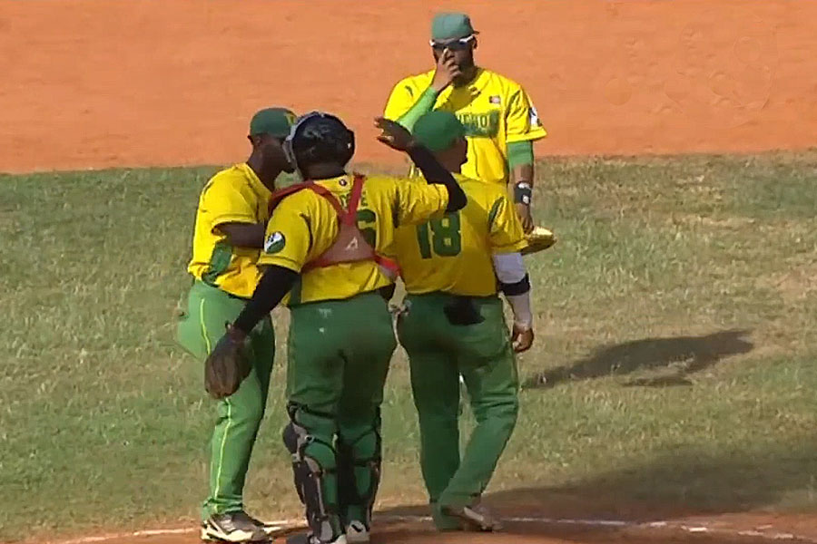 Pinar del Río celebra victoria en el cuarto juego contra Villa Clara.