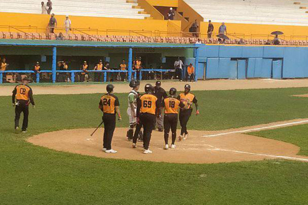 Yuri Marcos Fernández batea jonrón con las bases llenas en el primer inning.