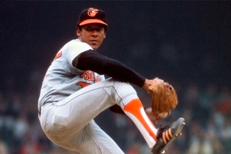 Mike Cuéllar lanzando para los Orioles.