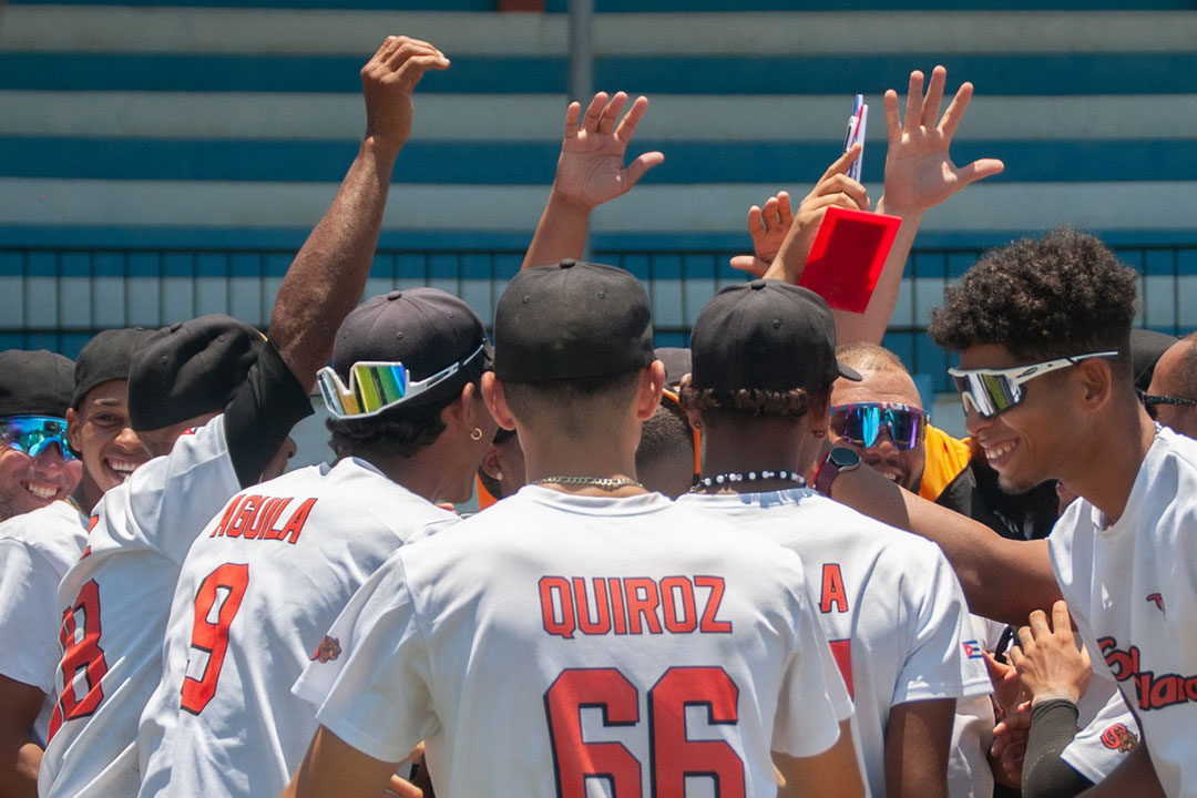 Equipo Santa Clara celebra la victoria en la final de la pelota provincial.
