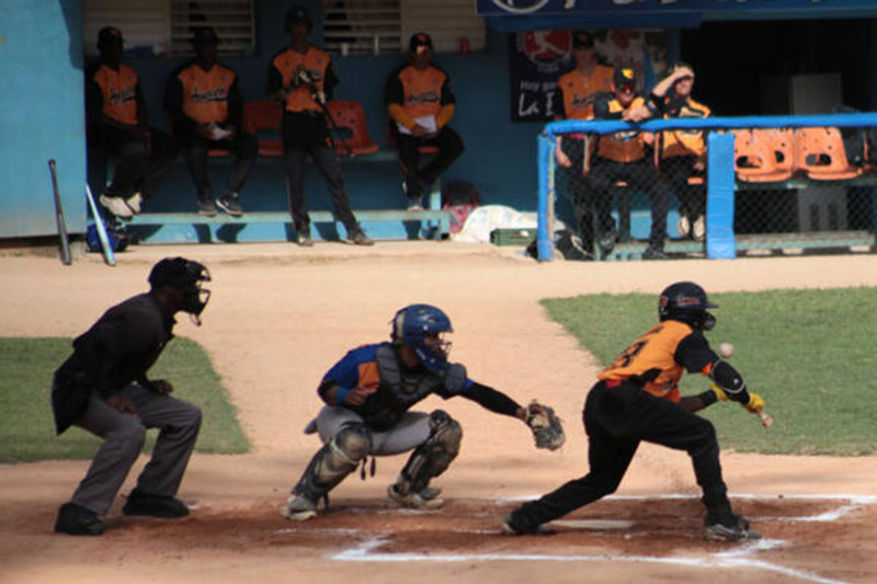 Juego entre Villa Clara y Sancti Spíritus en etapa final del campeonato de béisbol sub-18.