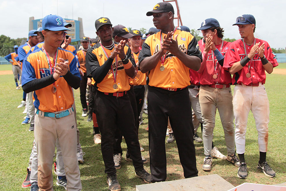 Premiación del campeonato juvenil, ganado por Villa Clara.