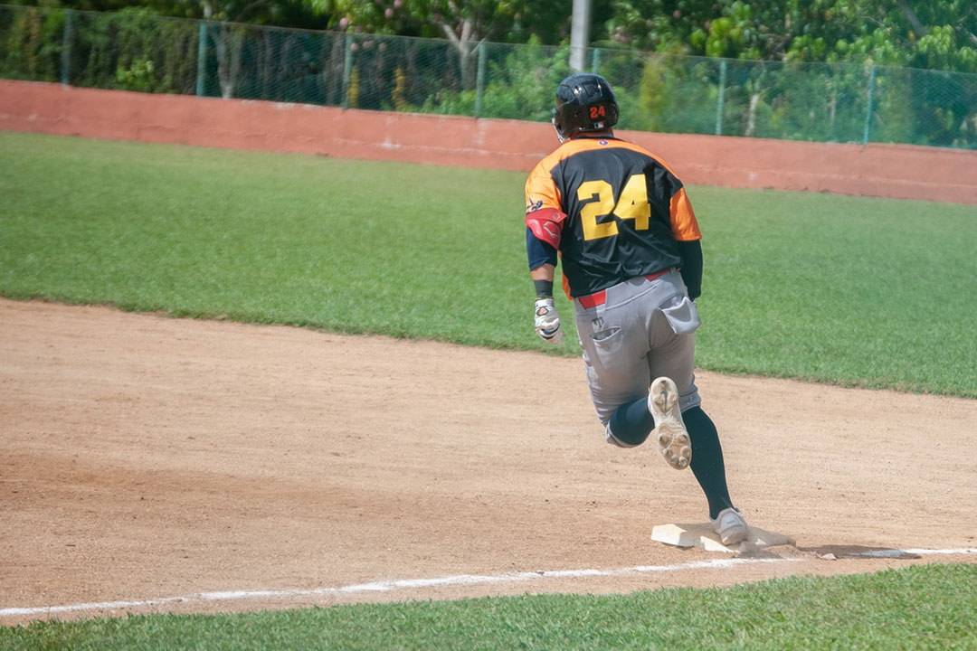 Jugador del equipo Villa Clara en corrido de bases.