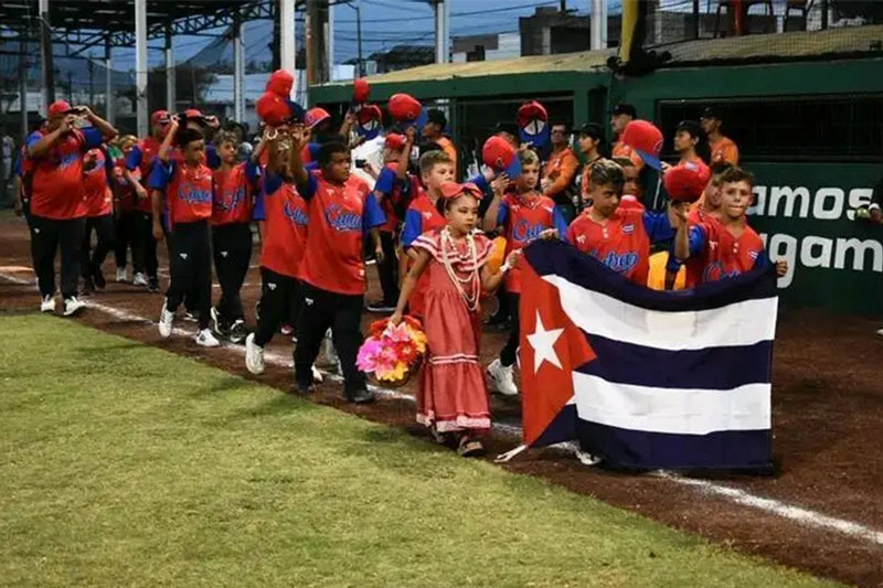 Equipo de Santa Clara en el desfile de la Serie Latinoameriana de las Pequeñas Ligas.