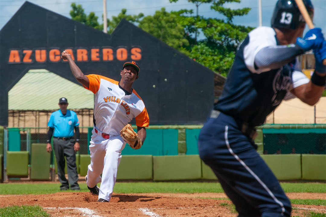 Alain Sánchez, pícher ganador, con su victoria 100 en series nacionales.
