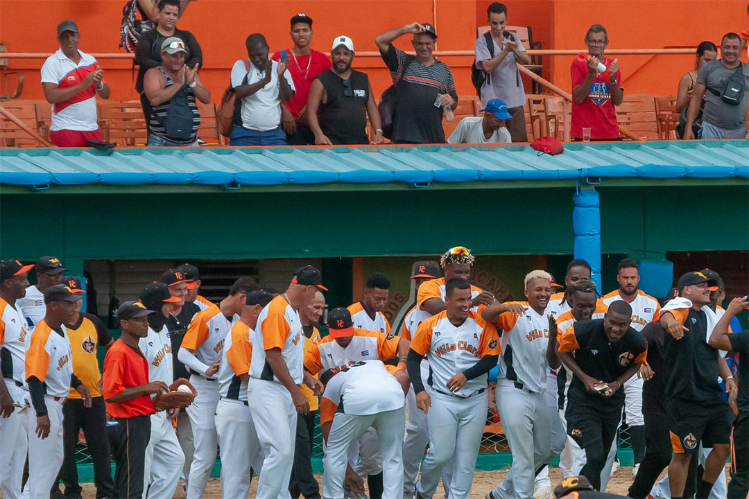 El equipo festeja la histórica victoria del serpentinero cifuentense. 