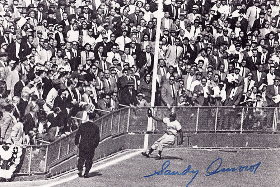 Fildeo de Sandy Amorós de los Dodgers frente a los Yanquis, el 4 de octubre de 1955.