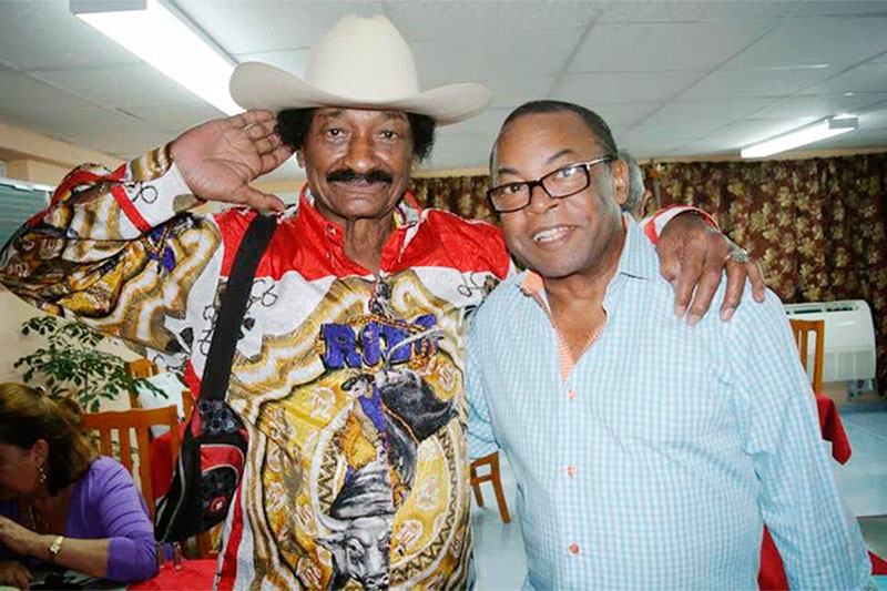 Eduardo (Tiburón) Morales, cantante y pelotero, junto al músico cubano Adalberto Álvarez. 