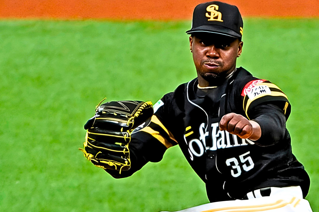 Liván Moinelo lanzado con los Halcones de SoftBank.