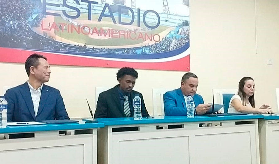 Jonathan Moreno, pelotero de Villa Clara, firma contrato con el equipo SoftBank, de la liga japonesa.