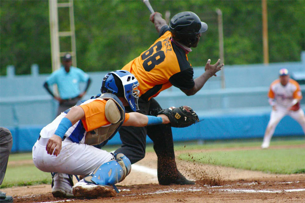 Yoasnier Emilio Pérez, pelotero de Villa Clara en un turno al bate contra Sancti Spíritus.
