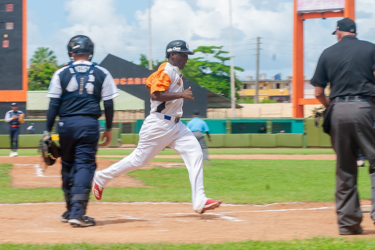 Yoasnier Emilio Pérez, pelotero de Villa Clara, anota carrera contra Holguín.