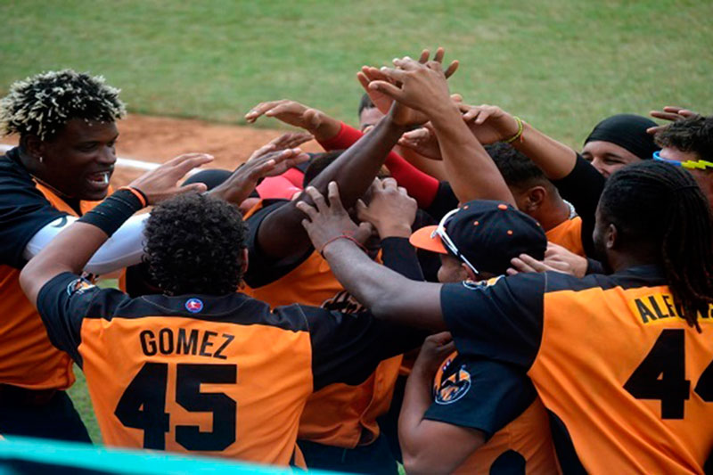 Celebración del equipo de Villa Clara tras segunda victoria contra Las Tunas.