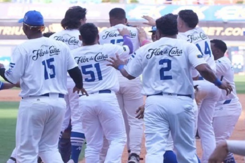 Los Leones de León, representantes de Nicaragua, festejan su victoria contra Cuba.