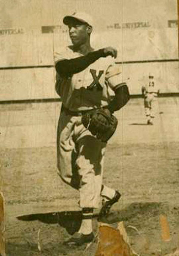 Martín Dihigo jugando béisbol.