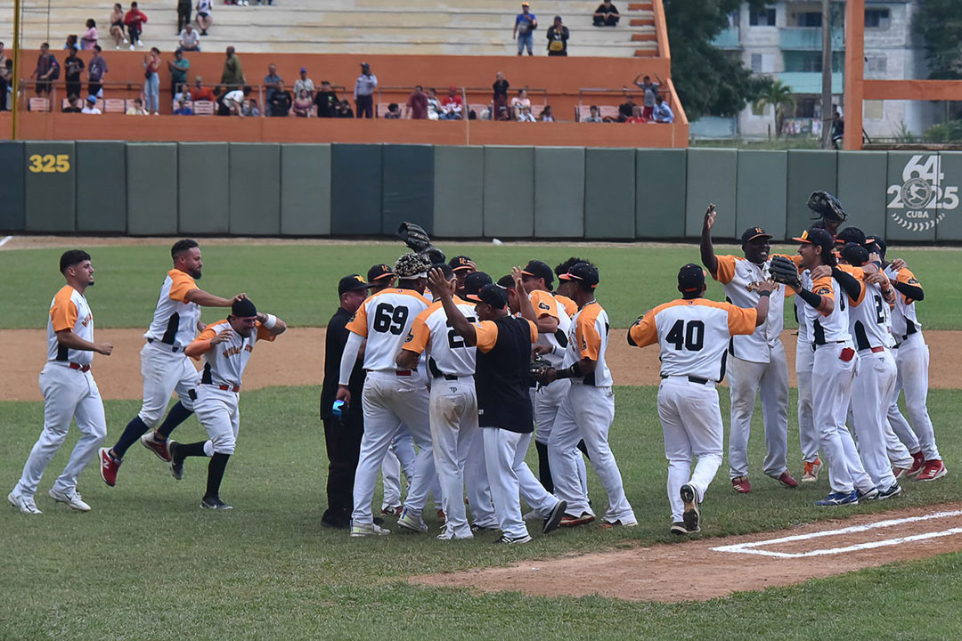 Equipo Villa Clara celebra triunfo en juego de la 64 SNB.